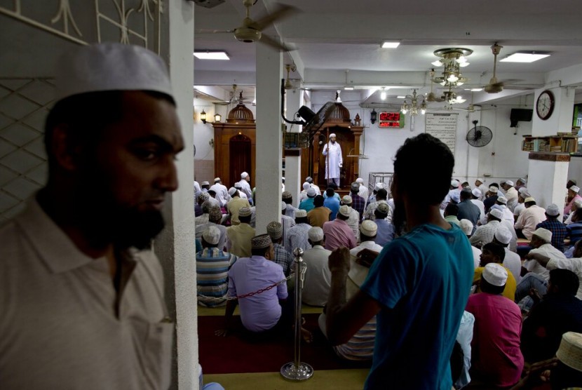 MA Sri Lanka Tolak Hentikan Kremasi Muslim Covid-19. Pria Muslim melaksanakan sholat Jumat di sebuah masjid di Kolombo, Sri Lanka.