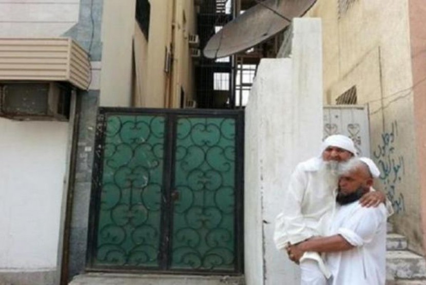 Pria Pakistan yang menggendong ayahnya untuk melaksanakan haji (Ilustrasi)
