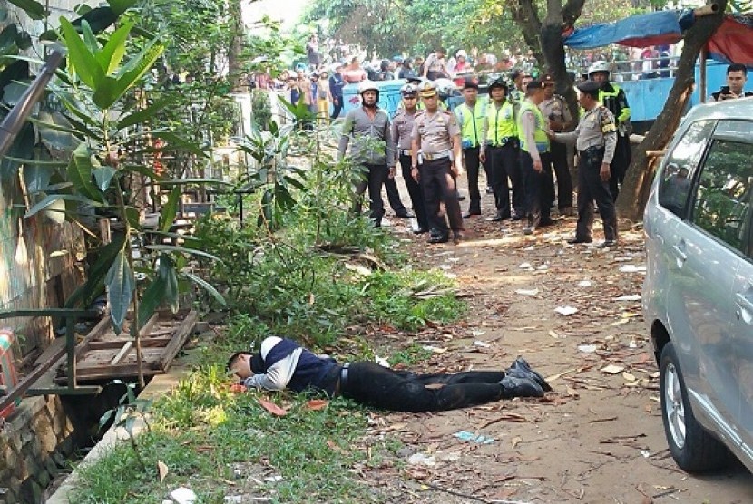 Pria pelaku penyerangan terhadap tiga orang polisi di Tangerang Kota, terkapar setelah dilumpuhkan aparat