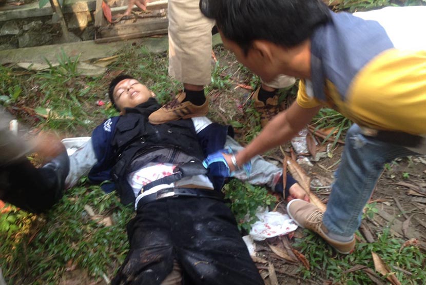 Pria pelaku penyerangan terhadap tiga orang polisi di Tangerang Kota, terkapar setelah dilumpuhkan aparat