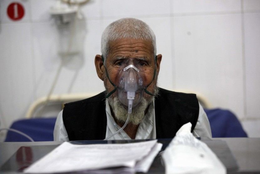 Pria sedang menjalani pengobatan Tuberkulosis. Lembaga bantuan dana internasional Global Fund mengatakan ratusan ribu orang akan meninggal karena tuberkulosis jika tidak diobati karena sistem perawatan kesehatan di negara-negara miskin mengalami gangguan yang disebabkan oleh pandemi COVID-19.
