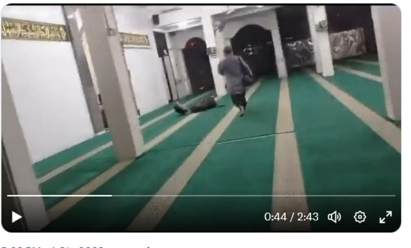 Pria tampak berjalan ke arah alat musik yang menurutnya haram di dalam masjid. 