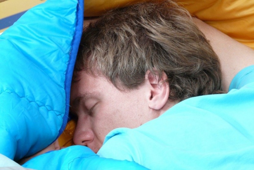 Pria tidur dalam posisi tengkurap (ilustrasi). Tengkurap dianggap sebagai posisi tidur yang terburuk. Jika terus dilakukan akan berpotensi memicu kesemutan, sakit leher, sakit punggung, dan rasa tidak nyaman saat bangun.