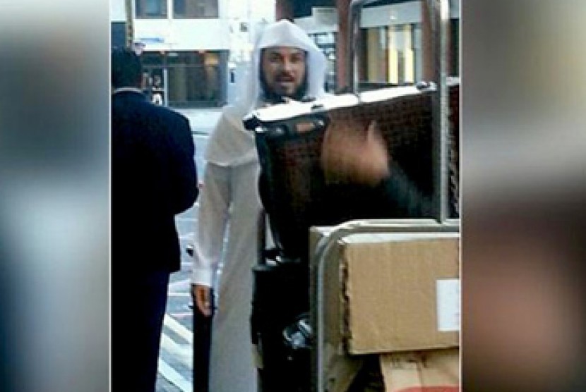 Pria yang diduga Muhammad Al-Arifi, mufti Saudi, di London, Inggris