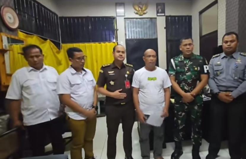 Pria yang mengaku anggota TNI AD dan berdinas di Mako Kopassus, Cijantung, James Makapedua akhirnya meminta maaf telah membuat pengakuan keliru kepada media.