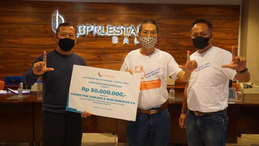 Pribadi Budiono (CEO BPR Lestari Bali) bersama Fanty Fang, inisiator Food For Jobless dan relawan Nasi Bungkus 2K saat proses penyerahan bantuan secara simbolis pada Rabu (4/8).