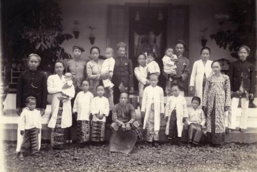 Pribumi yang menjadi 'bedinde' (pembantu) di sebuah rumah tangga milik orang Belanda, pada tahun 1900.