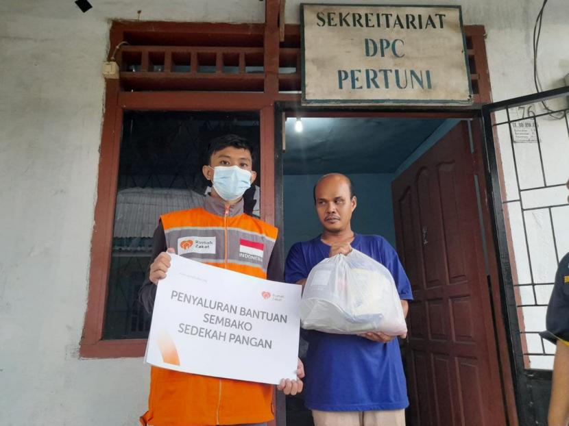 Prima Gintara bersama Rumah Zakat memberikan sembako pangan gratis kepada warga kampung tunanetra Seduduk Putih.