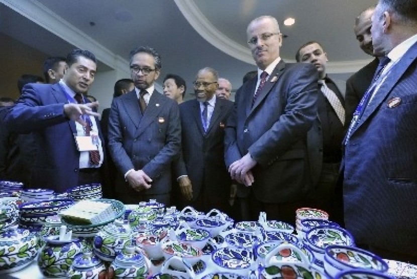 Prime Minister of Palestine Rami Hamdallah (second right) and Indonesian Minister of Foreign Affairs Marty Natalegawa visit an expo displaying products from Palestine at Hotel Borobudur, Jakarta, on Saturday. 