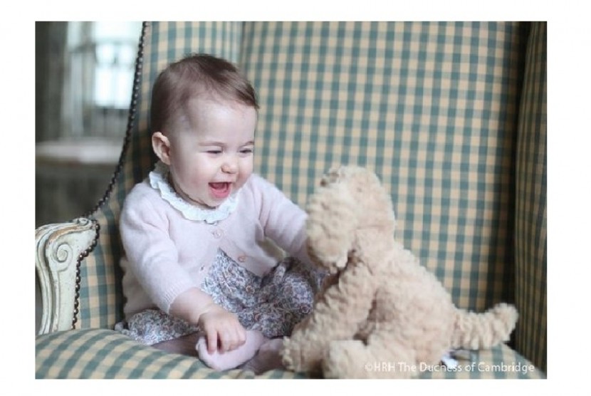 Princess Charlotte saat bermain dengan anjing mainannya