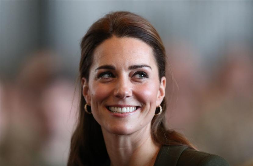 Princess of Wales Kate Middleton. Berdasarkan aturan kerajaan, Middleton tidak diperkenankan memberikan tanda tangan kepada penggemar.