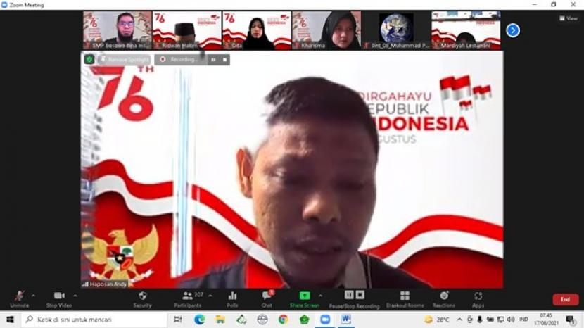 Principal SMP Bosowa Bina Insani (BBI) Bogor Haposan Andy menjadi pembina upacara pada peringatan HUT kemerdekaan RI yang ke-76 yang digelar secara daring, Selasa (17/8).