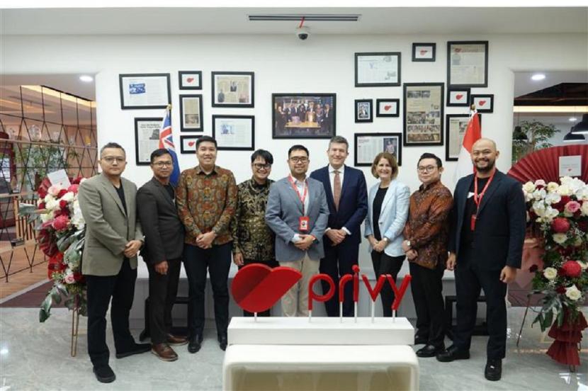 Privy menerima kedatangan delegasi The Australian Trade and Investment Commission (Austrade) di Kawasan Cibis Park, Jakarta.
