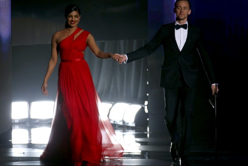 Priyanka Chopra dan Tom Hiddleston di panggung Emmy Awards 2016.