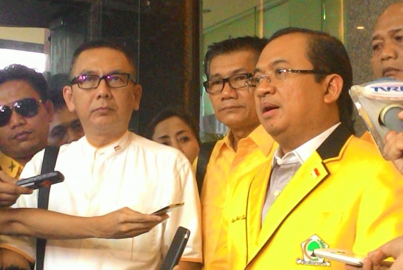 Priyo Budi Santoso (kanan) saat menyerahkan kepengurusan DPP Golkar hasil Munas IX Golkar di Ancol, Senin (8/12)