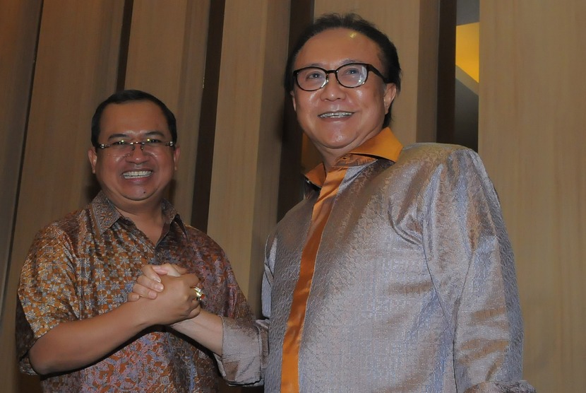  Priyo Budi Santoso (kiri) bersalaman dengan Sharif Cicip Sutarjo (kanan) saat perundingan pertama di Kantor DPP Partai Golkar, Slipi, Jakarta, Selasa (23/12).