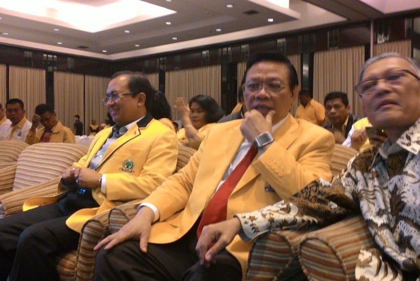 Priyo Budi Santoso (kiri) dan Agung Laksono (kanan) di Munas IX Partai Golkar di Jakarta, Sabtu (6/12)