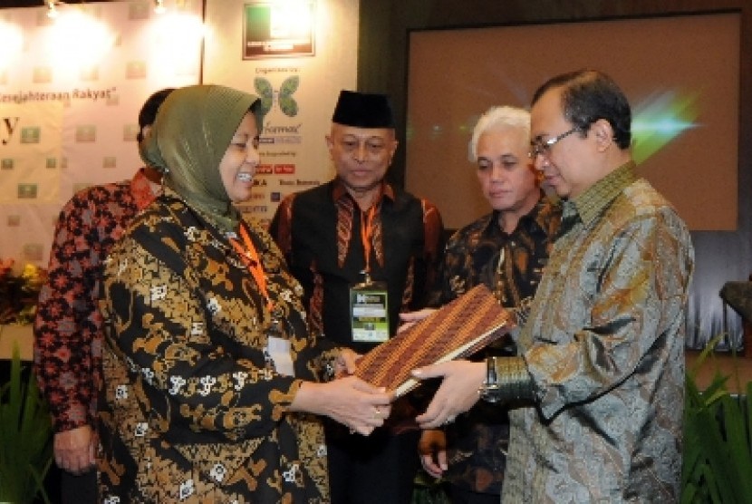 Priyo Budi Santoso (paling kanan) menerima berita acara serah terima jabatan dari Ketua Presidium ICMI 2013 Marwah Daud.