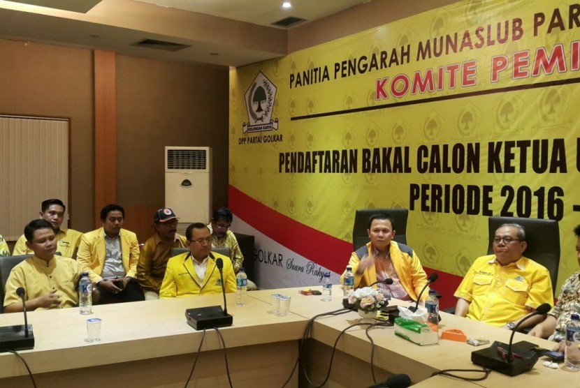 Priyo Budi Santoso (tengah berkacamata) saat mendaftar maju sebagai bakal calon ketua umum Partai Golkar