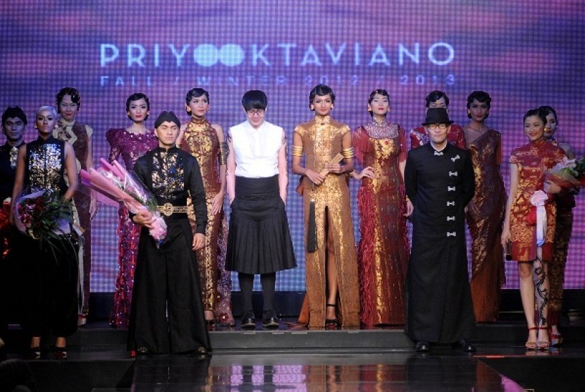 Priyo Oktaviano (right, wears black) is on the stage with his collections.    