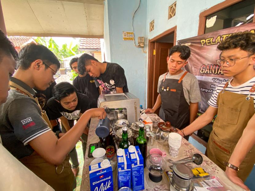 Prlatihan barista kopi di Rajamandala, Cipatat, Bandung Barat, Jawa Barat.