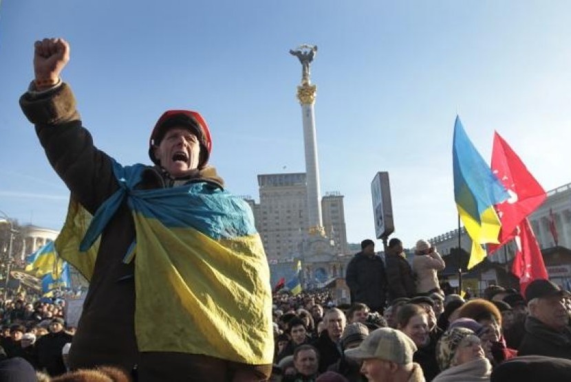 Pro-European Union activists gather during a rally in Independence Square in Kiev, Ukraine, Sunday, Dec. 22, 2013. 