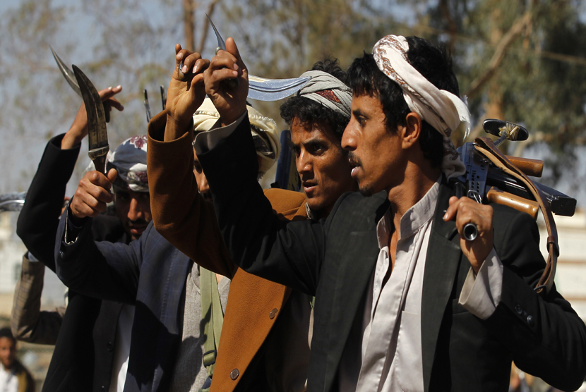 Pro-Houthi armed tribesmen attend a tribal gathering to show support to the Houthi rebels in Sana’a, Yemen, 10 December 2015.   