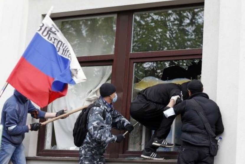 Pro-Russian activists attack the regional administration building in Luhansk, eastern Ukraine, April 29, 2014.