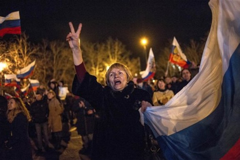  Pro-Russian people celebrate in the central square in Sevastopol, Ukraine, late Sunday, March 16, 2014. 