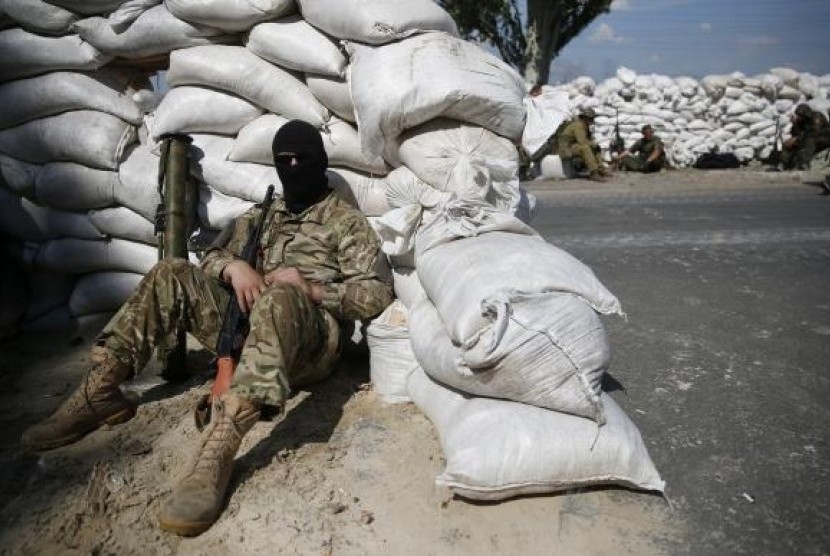 Pro-Russian separatist fighters from the so-called Battalion Vostok (East) wait behind sandbag walls at a checkpoint on the outskirts of the eastern Ukrainian city of Donetsk, July 10, 2014.