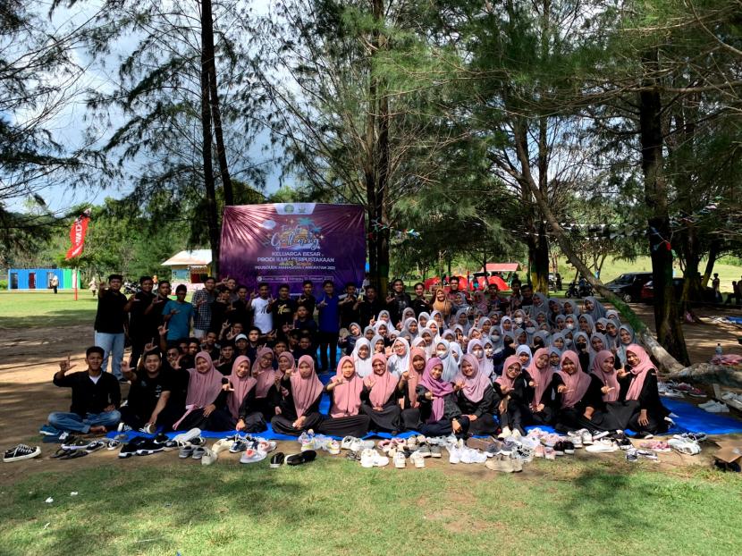 Prodi  Ilmu  Perpustakaan Fakultas Adab dan Humaniora UIN Ar-Raniry Banda Aceh menggelar Family Gathering di Pantai Riting, Leupung, Aceh Besar, Ahad  (13/2).
