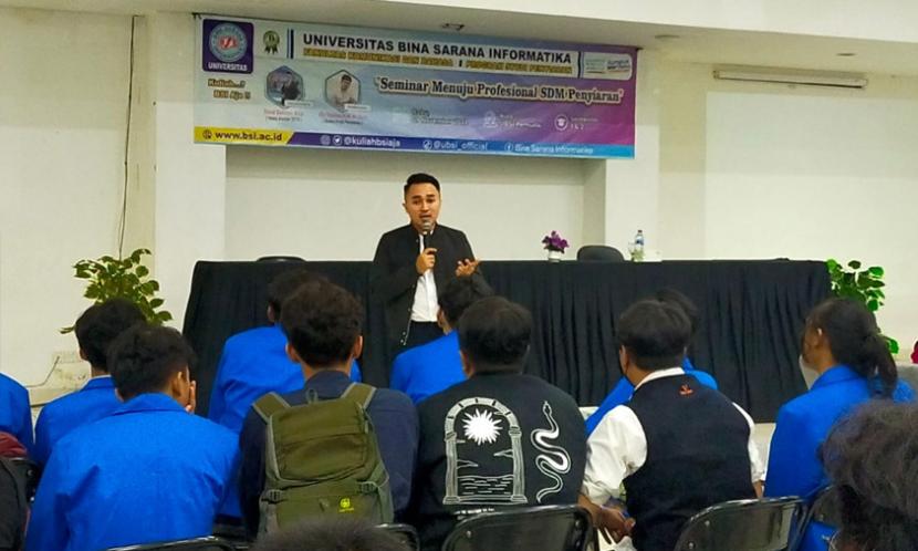 Prodi Penyiaran Universitas BSI (Bina Sarana Informatika) mengadakan seminar bertajuk Menuju Profesional SDM Penyiaran pada Rabu (9/11/2022).