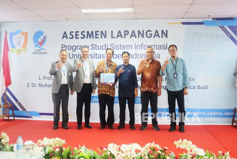 Prodis Sistem Informasi Cyber University meraih predikat 'Baik Sekali', ini merupakan lompatan yang signifikan dari sebelumnya berpredikat 'Baik'.