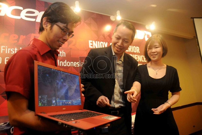 Product Director Acer Indonesia, Martin Wibisono (tengah), Marketing Manager AMD Far East Ltd Indonesia, Armawati Cen (kanan) serta Consumer Notebook and 2 in 1 Product Manager Acer Indonesia, Suryadi Hiumanbrata (kiri) menunjukan notebook Acer Aspire E5-5