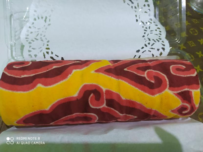 Produk bolu gulung batik yang diberi nama Batik Legit khas Kendal karya warga binaan Rumah Zakat