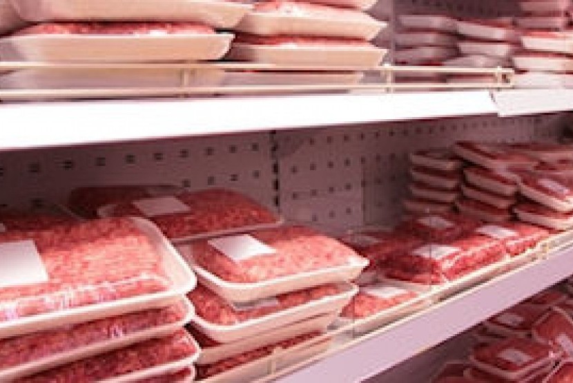 Produk daging olahan dijual di supermarket