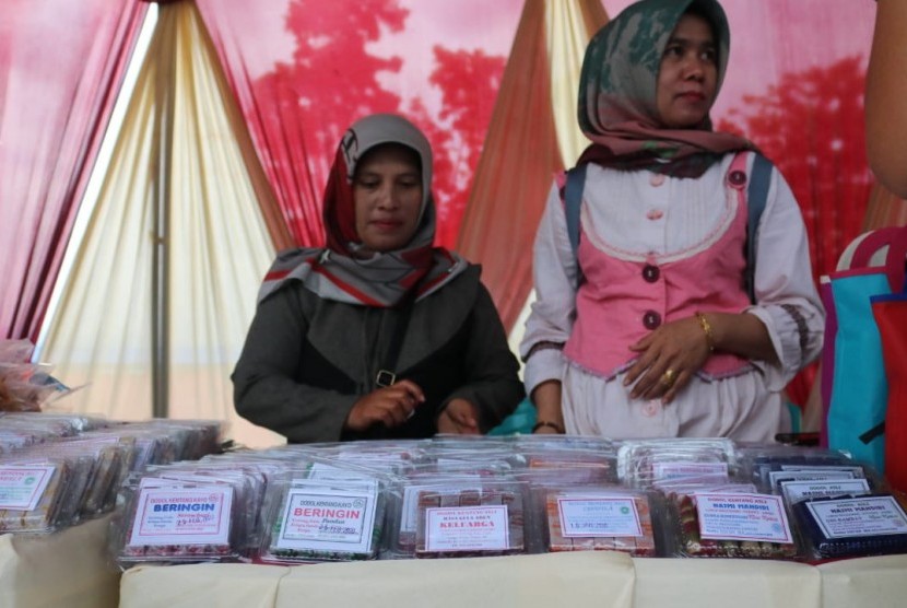 Produk dodol Kentang yang dipamerkan di Tour de Singkarak etape VII di Kabupaten Kerinci, Jumat (8/11) 