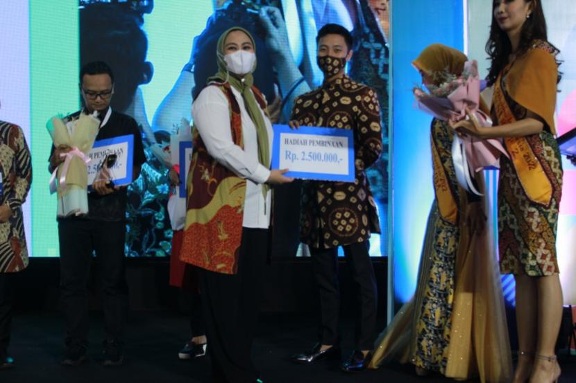 Produk eco fashion tenun Gambo Muba sabet penghargaan dalam ajang APKASI Expo 2022.