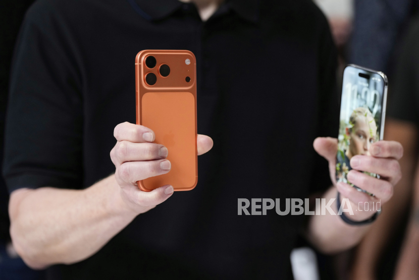 Produk iPhone 17 Pro dan iPhone Air dipamerkan saat pengumuman produk baru di Apple Park pada Selasa (9/9/2025) di Cupertino, California, AS.