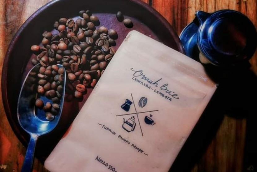 Produk kopi Tubruk Rumpu-Rampe yang dipromosikan oleh Ary dari Lembata, NTT. Ary menulis dan menggambar sendiri merk kopinya karena biaya percetakan mahal.