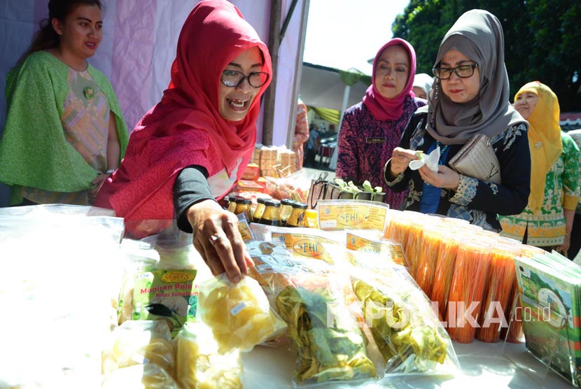 Produk kuliner dari berbagai daerah asal Jaba, bagian dari kegiatan Festival Permainan Tradisional Se-Jabar, di Teater Terbuka Taman Budaya Jabar, Kota Bandung, Kamis (21/7). (Republika/Edi Yusuf)