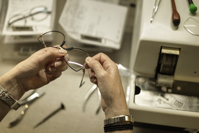 Produk lensa kacamata asal Jepang Hoya meraih Lens of The Year Optician Awards