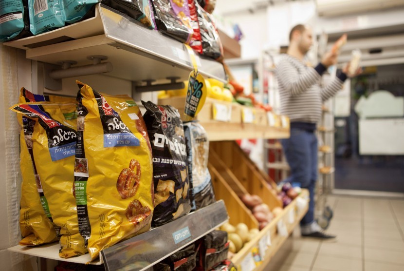 Produk makanan yang diproduksi dari pemukiman Yahudi di Tepi Barat yang dipajang di sebuah supermarket di Tel Aviv, Rabu (11/11). Human Rights Watch (HRW) menyatakan, Uni Eropa harus melarang segala bentuk perdagangan dengan pemukim ilegal dan Israel.