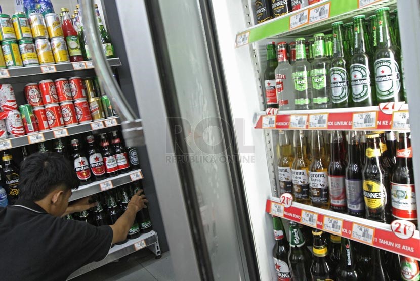 Produk minuman beralkohol yang dijual di salah satu minimarket di Jakarta, Kamis (27/3).