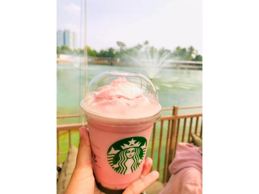Produk minuman kolaborasi Starbucks X Blackpink bernama Blackpink Strawberry Choco Cream Frappuccino® Blended Beverage.