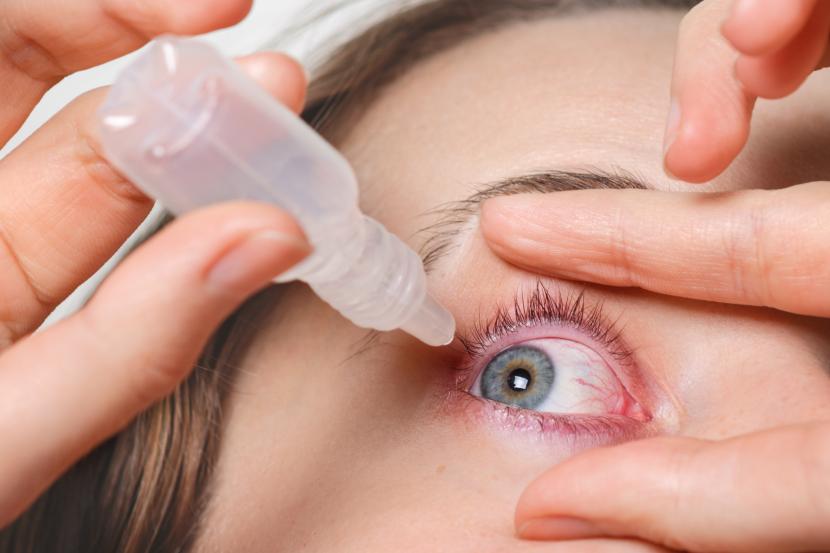 Saat mengalami mata kering, tidak sedikit orang yang menggunakan obat tetes mata sebagai pertolongan pertama.