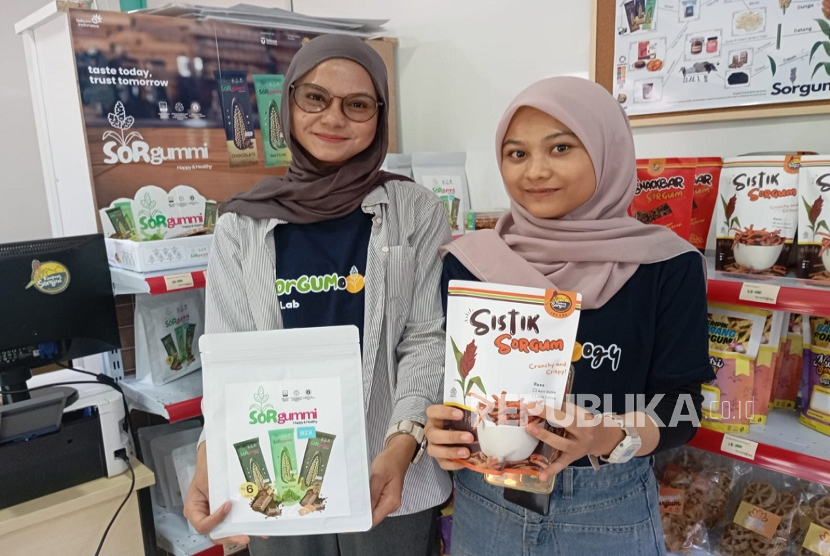 Produk olahan sorgum seperti sistik, kue dan lainnya diproduksi oleh ibu-ibu kelompok tani di Desa Bojongmanggu, Pameungpeuk, Kabupaten Bandung. Sorgum dapat menjadi alternatif pengganti nasi dan lainnya karena kaya nutrisi. 