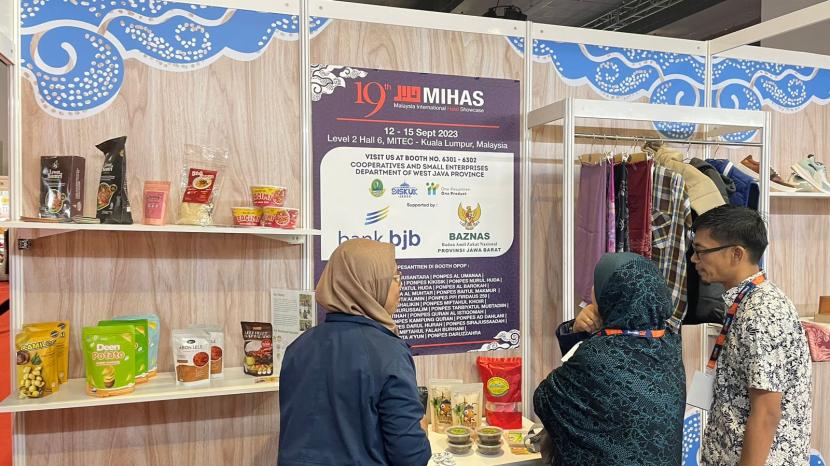 Produk Pondok Pesantren peserta One Pesantren One Product (OPOP) mengikuti pamaran produk halal, Malaysia International Halal Showcase (MIHAS) 2023.