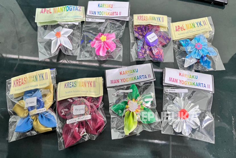 Produk-produk dari Bank Sampah Apel Mandala milik MAN 2 Yogyakarta, Kamis (25/9/2025).
