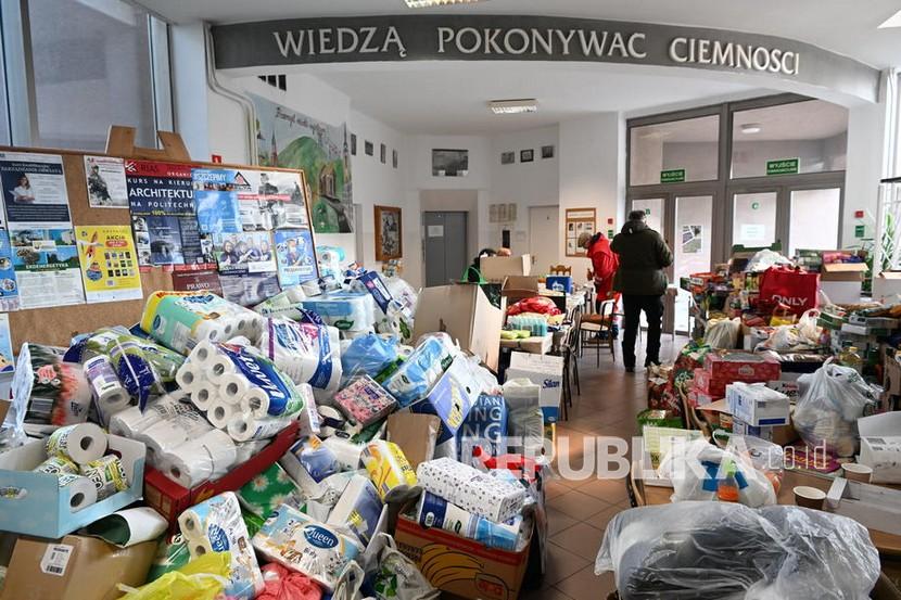  Produk-produk kebersihan dikumpulkan untuk diangkut ke Ukraina, di Przemysl, Polandia tenggara, 27 Februari 2022. WHO mengatakan aliran pasokan peralatan dan perlengkapan medis, termasuk peralatan traumatis mulai menjangkau Ukraina pada Senin (14/2/2022) waktu setempat. 